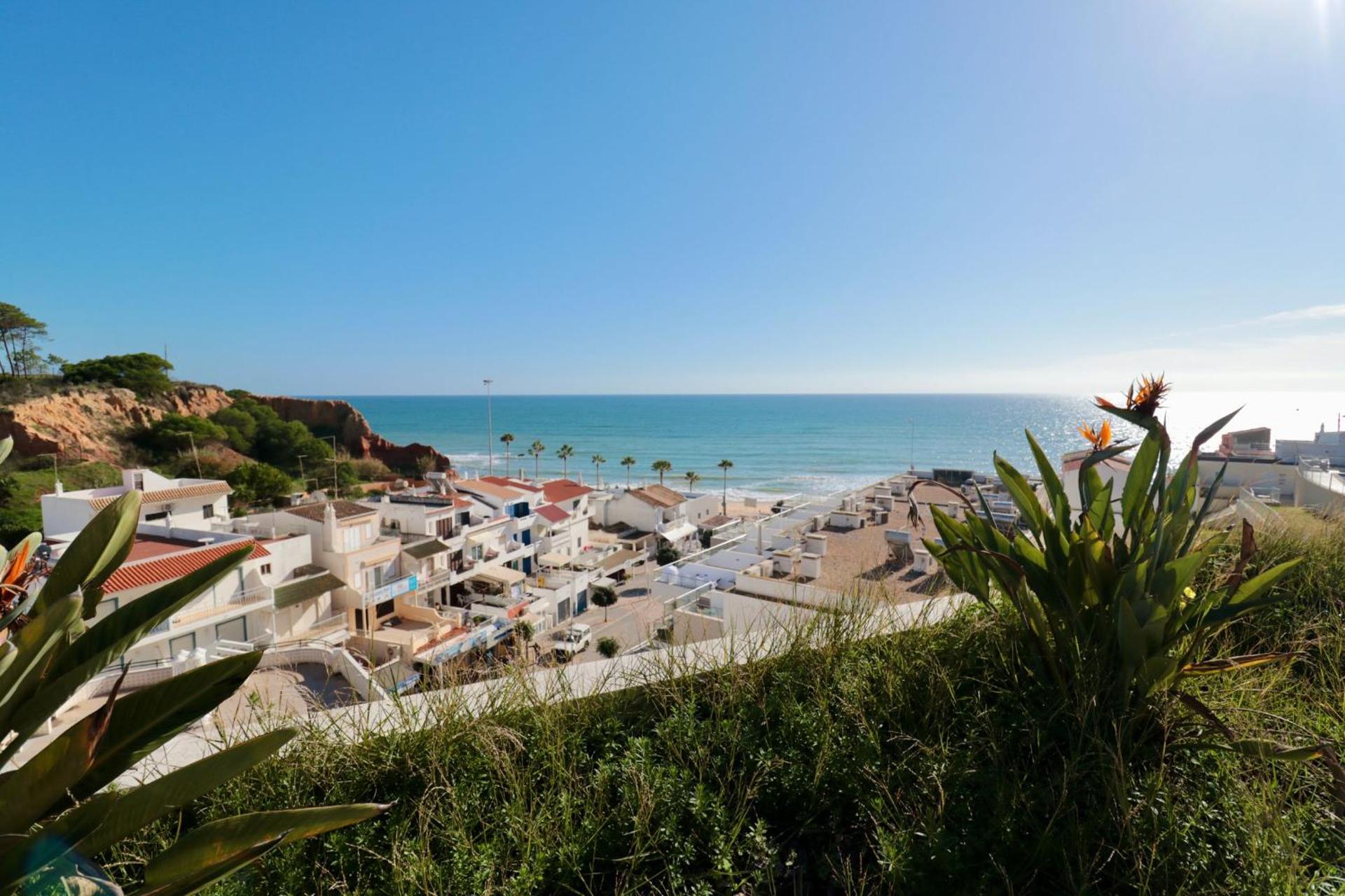 Olhos De Água 1BR with Pool, AC and Free Parking