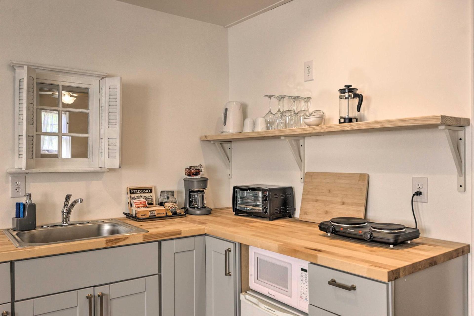 Claires Cottage about 4 Mi to Downtown Greenville!