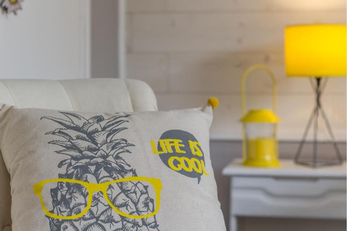 LES PIEDS DANS L'EAU