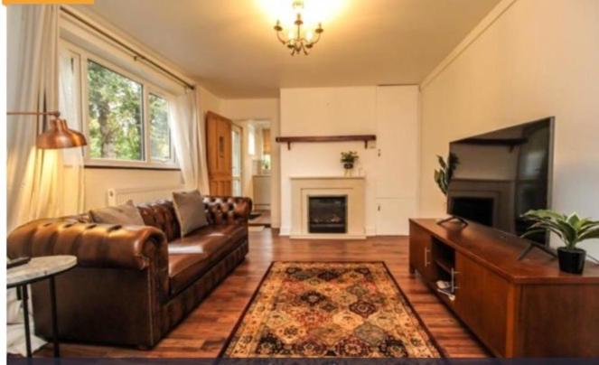 Charming Victoria Conversion Flat in Brentwood with a Garden & Free Parking