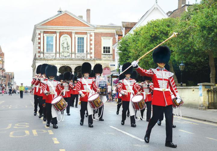 4 Bed 3 Baths in CENTRAL WINDSOR! WALK 2 ALL THE SIGHTS! LEGOLAND 5 MIN DRIVE