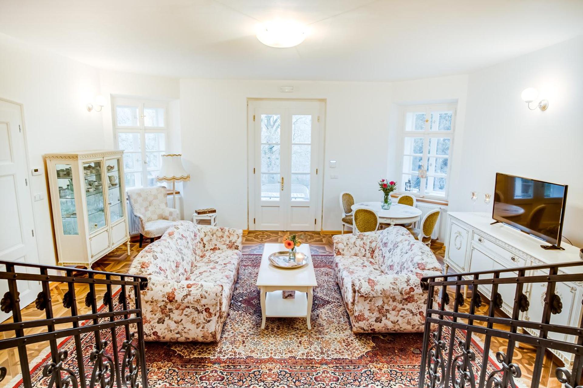 Lovecký zámeček pod Milešovkou