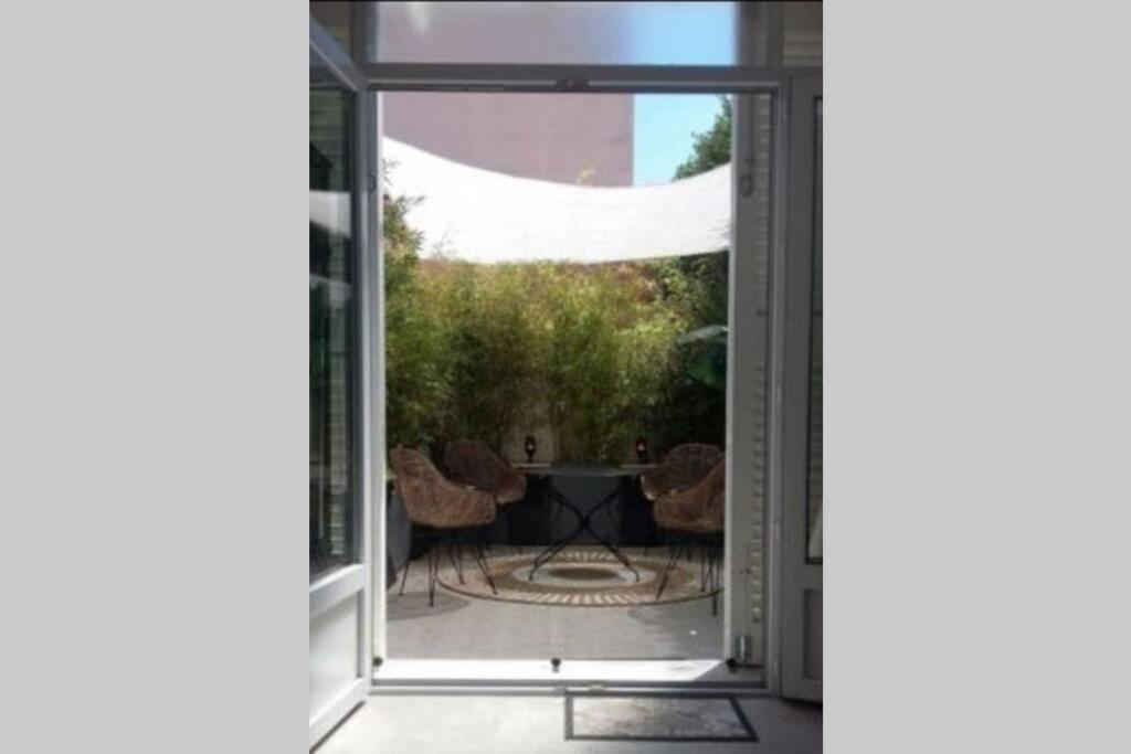 BANDOL Magnifique appartement en RDC cour sans vis à vis 5mn plage