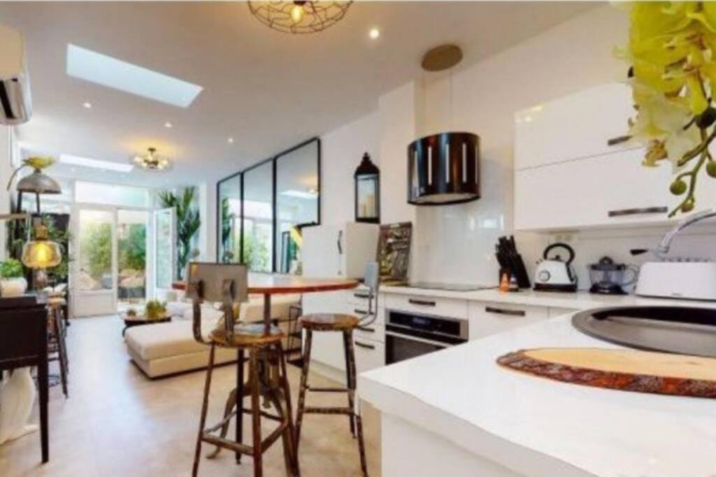 BANDOL Magnifique appartement en RDC cour sans vis à vis 5mn plage