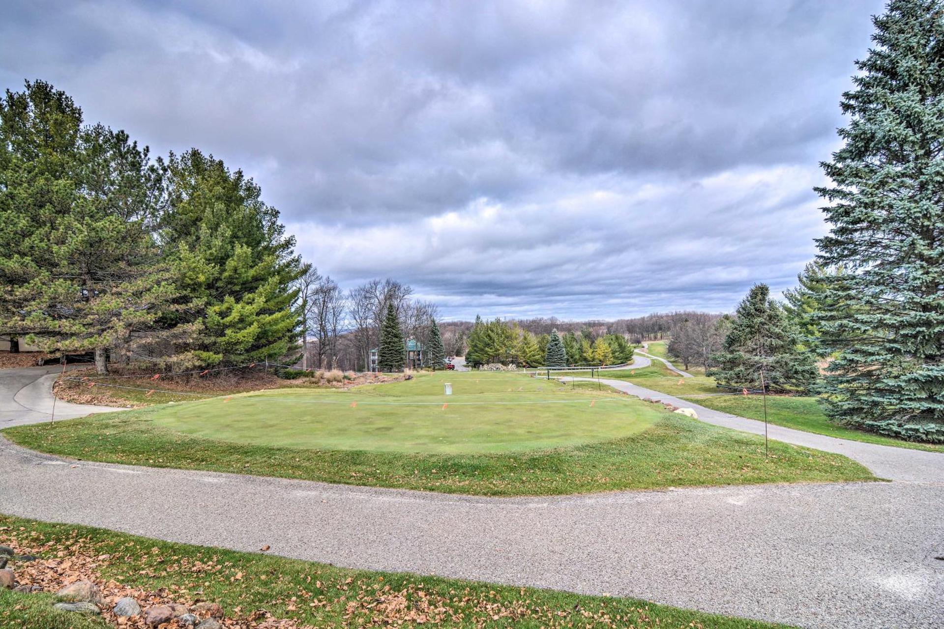 Cozy Bellaire Condo with Balcony - 3 Mi to Skiing!