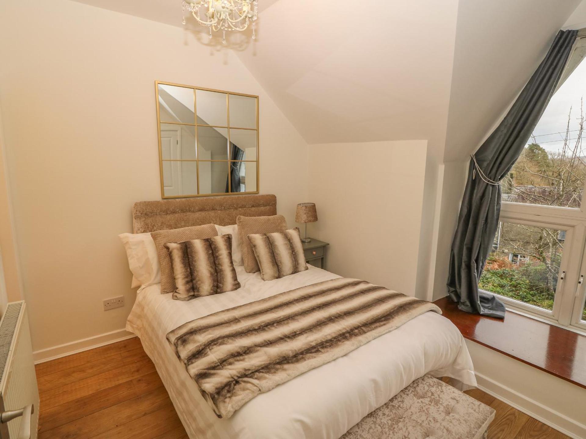 Yr Hen Ysgol, The Old School