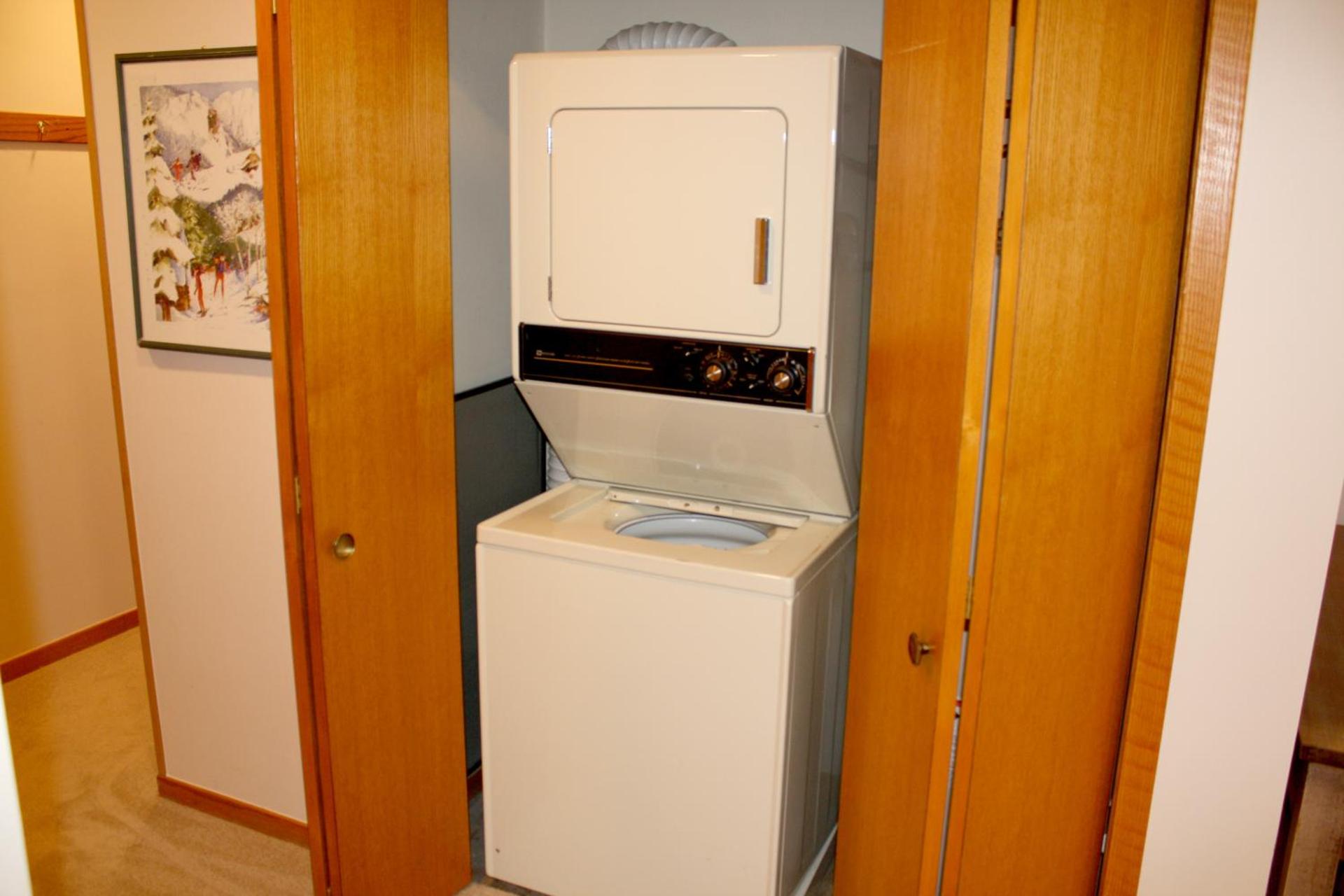 Woods Manor #302-A - Close to Main Street - Access to Indoor Hot Tub and Shuttle