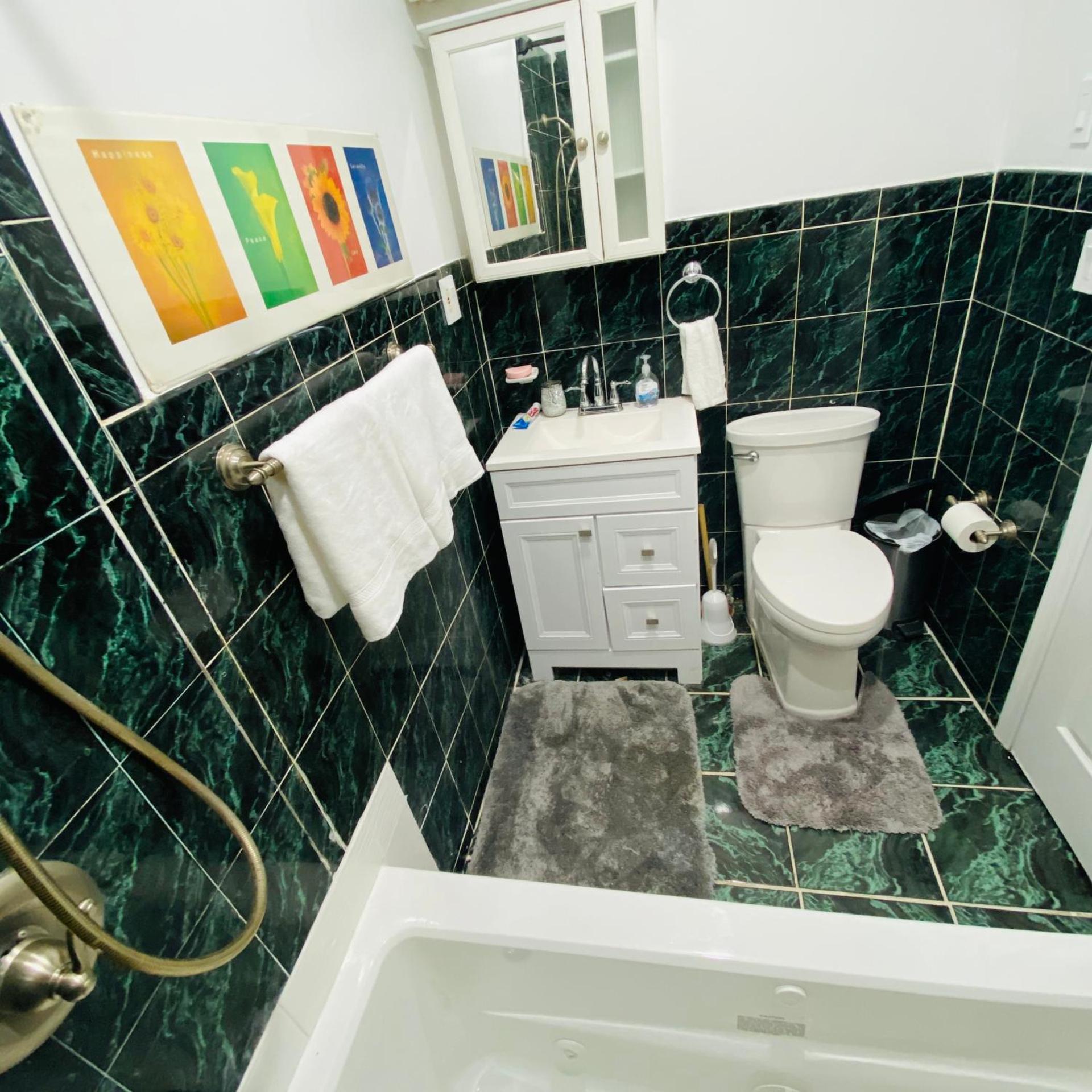 Nice 2 bedrooms, Massage Seat, close to New York, THE BEST CHOICE!!