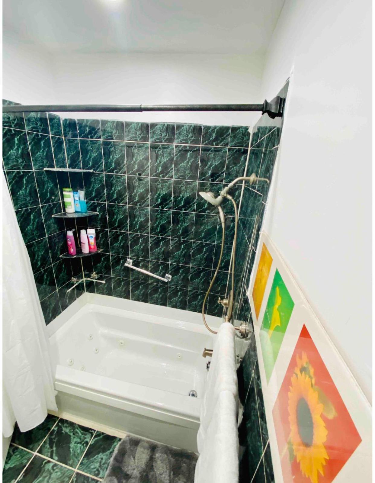 Nice 2 bedrooms, Massage Seat, close to New York, THE BEST CHOICE!!