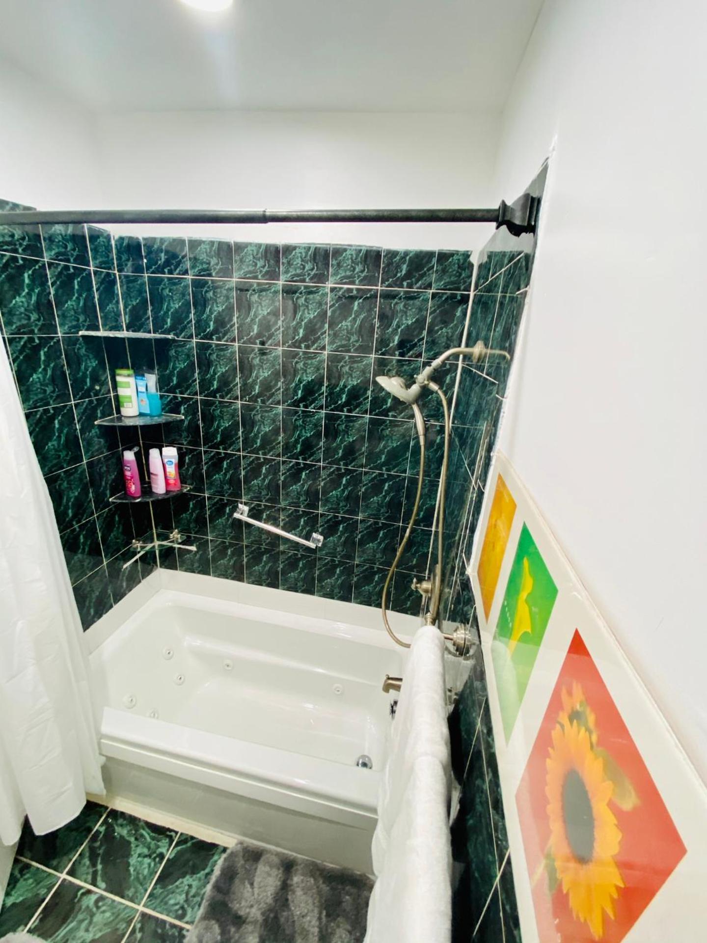 Nice 2 bedrooms, Massage Seat, close to New York, THE BEST CHOICE!!