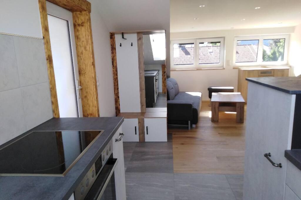 Komplette Dachwohnung mit Balkon und Bergblick