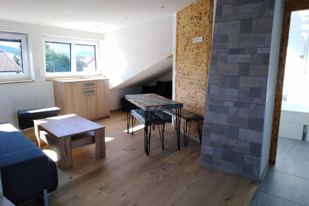 Komplette Dachwohnung mit Balkon und Bergblick