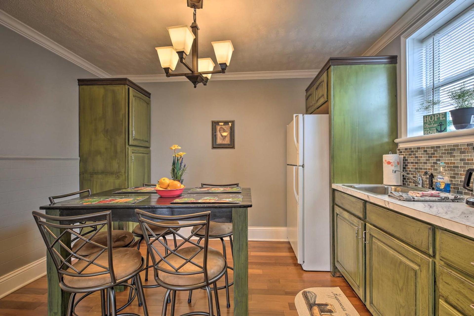 2 Mi to Ark Encounter Updated Williamstown Apt!