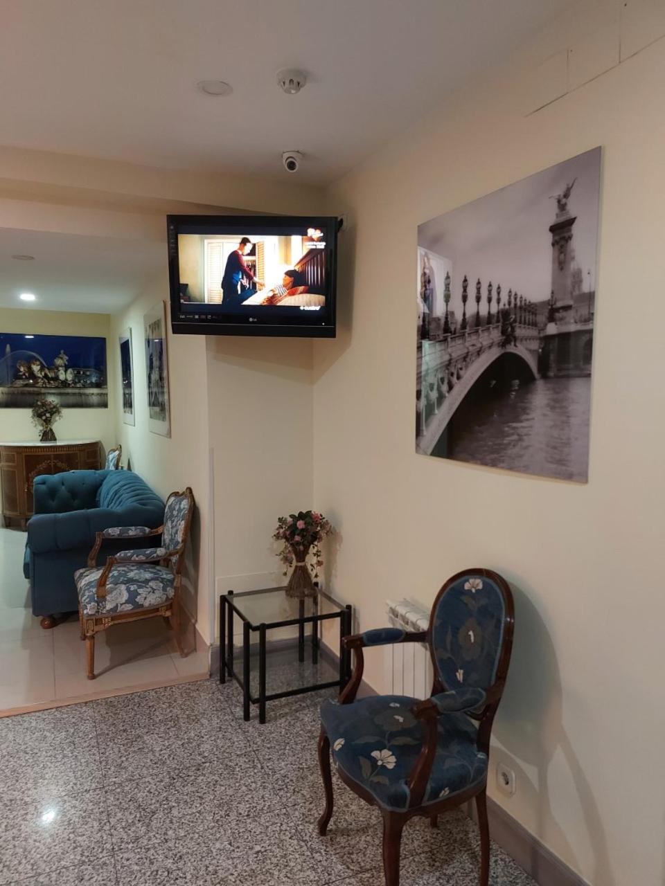 Communal lounge/ TV room