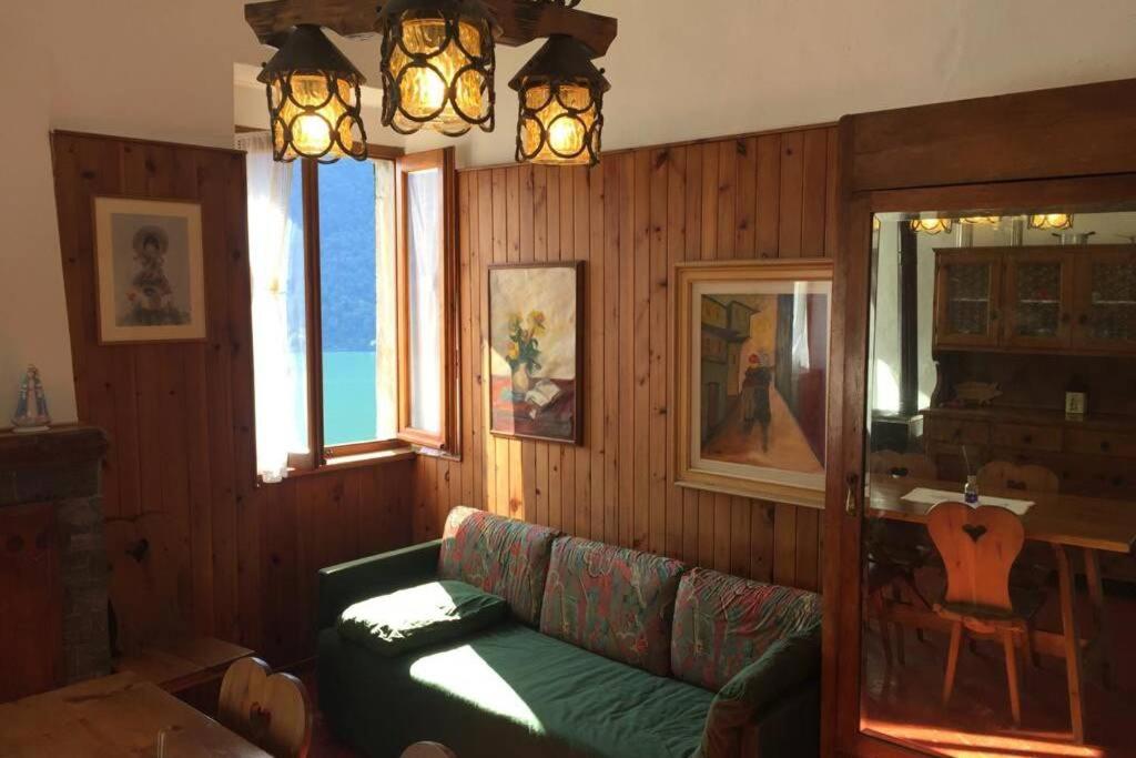 Nel set di piccolo mondo antico Villa Viola