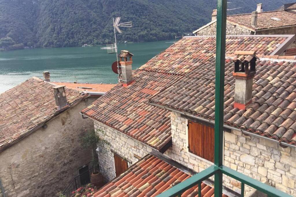 Nel set di piccolo mondo antico Villa Viola