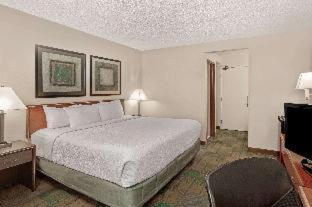 1 Queen Bed, Mobility/Hearing Accessible Room , Roll-in Shower, Non-Smoking