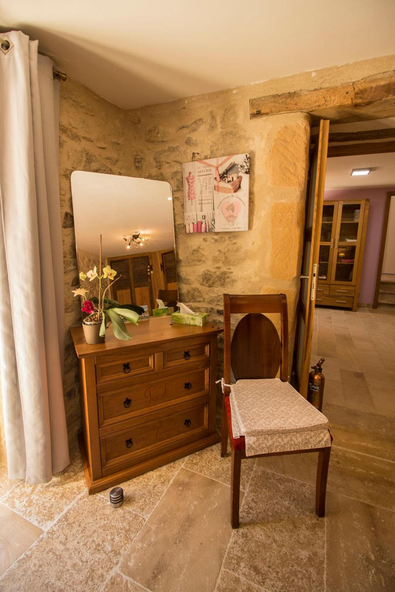 Gîte La grange des Hirondelles 15 personnes 5litsdoubles 5litssimples 1convertible chez MAYMARD Yannick à 28 route de la croix forêt à ANTULLY réf à Gîte de France G2005 Corps de ferme entièrement rénové de bon standing