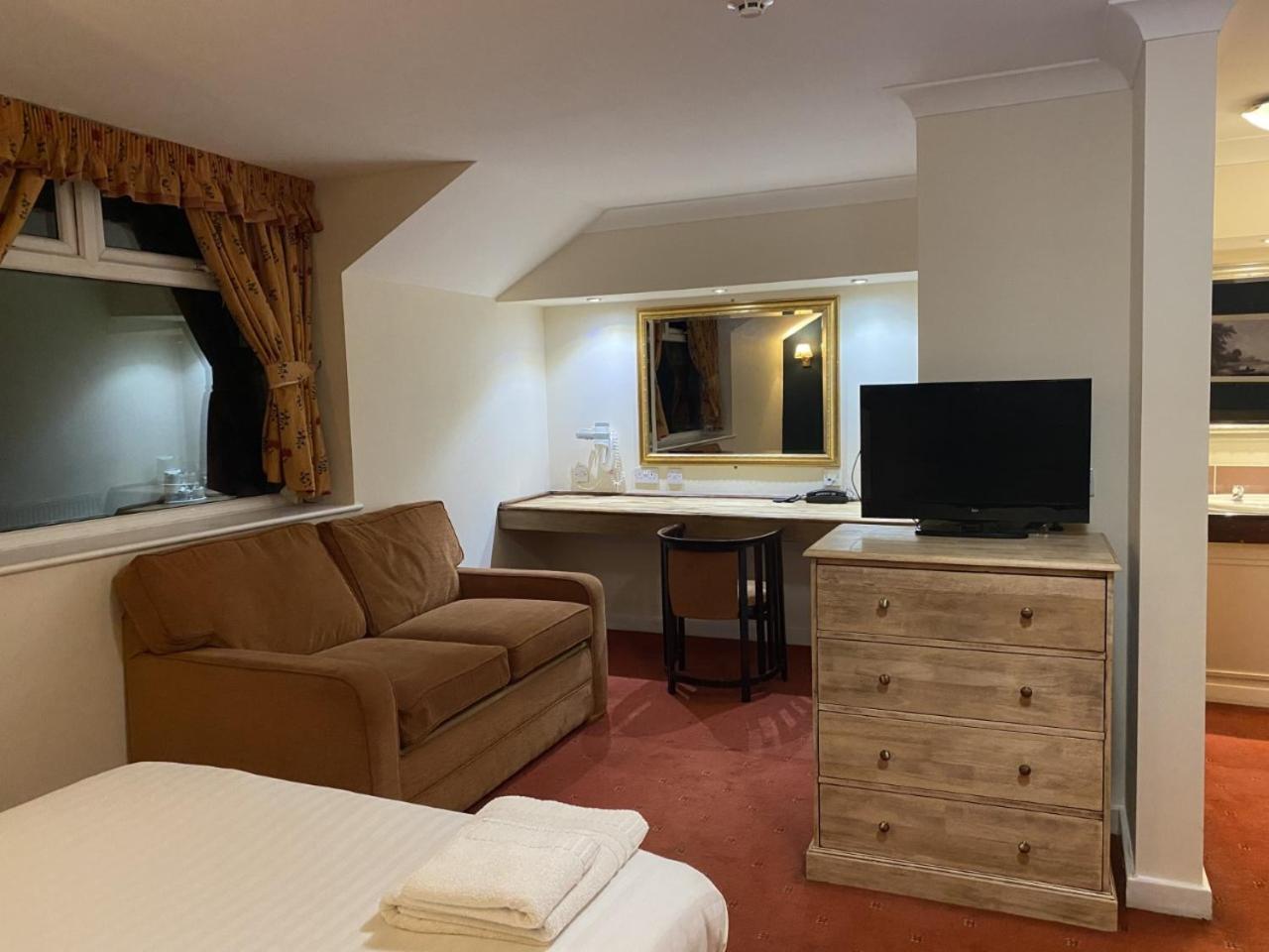 Communal lounge/ TV room