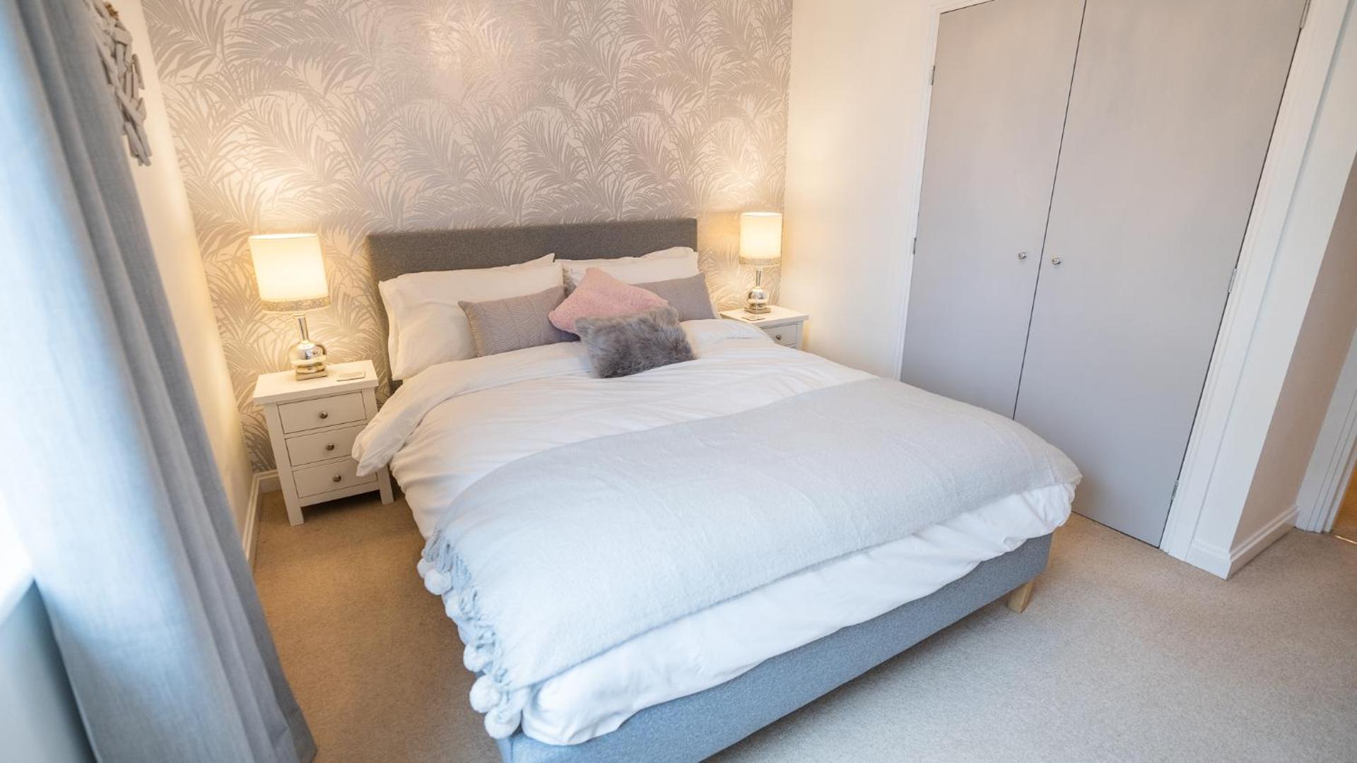 Hansen Court - Stylish Bay Apartment with Parking and River Views