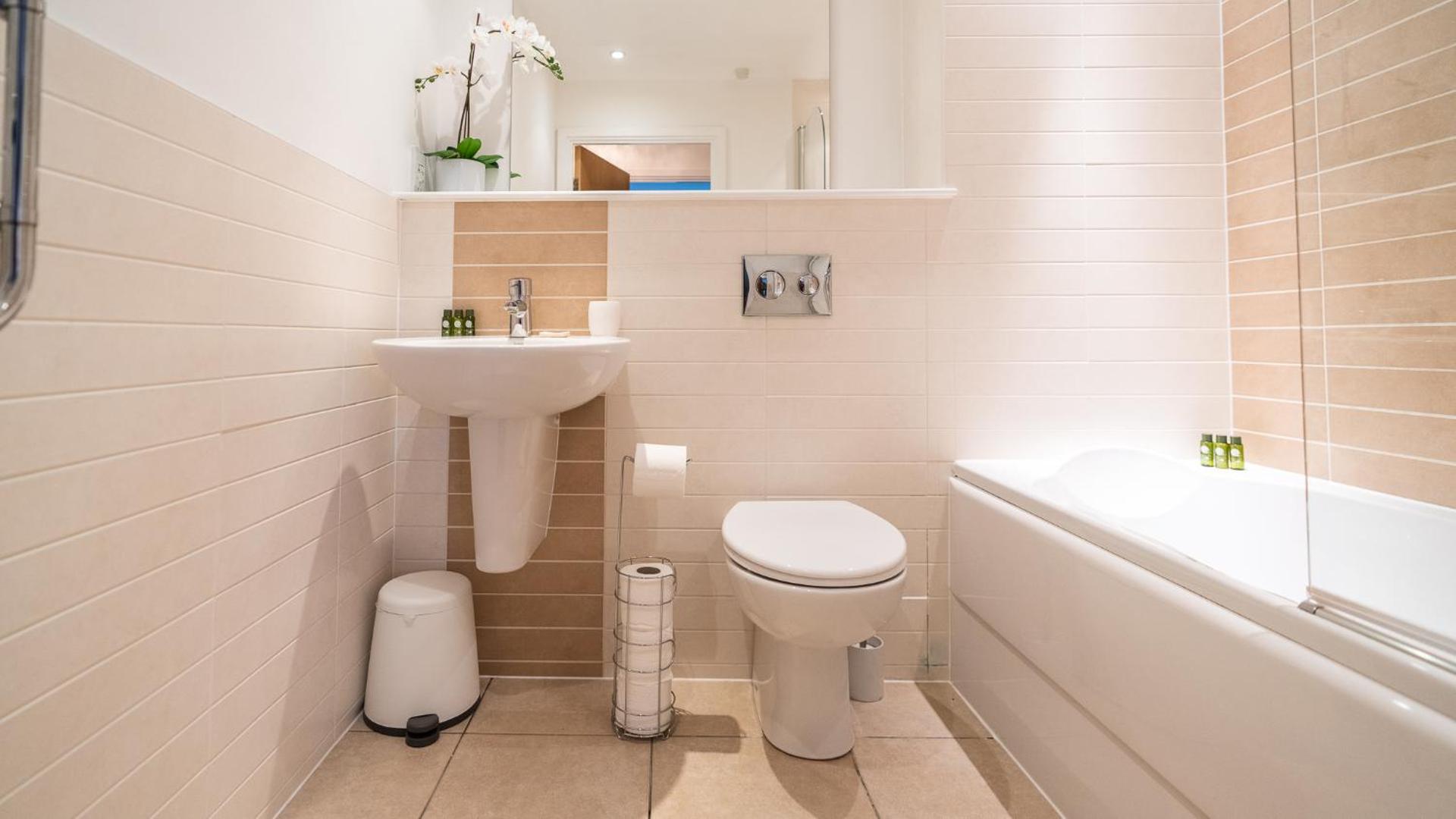 Hansen Court - Stylish Bay Apartment with Parking and River Views