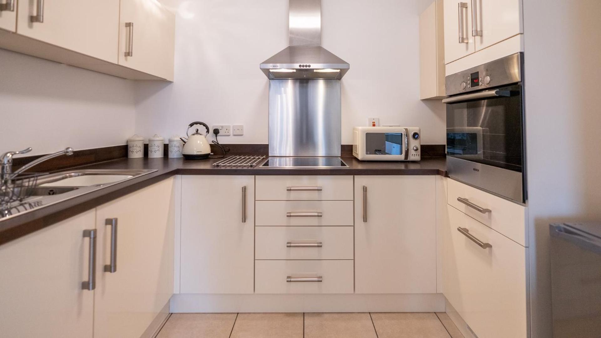 Hansen Court - Stylish Bay Apartment with Parking and River Views