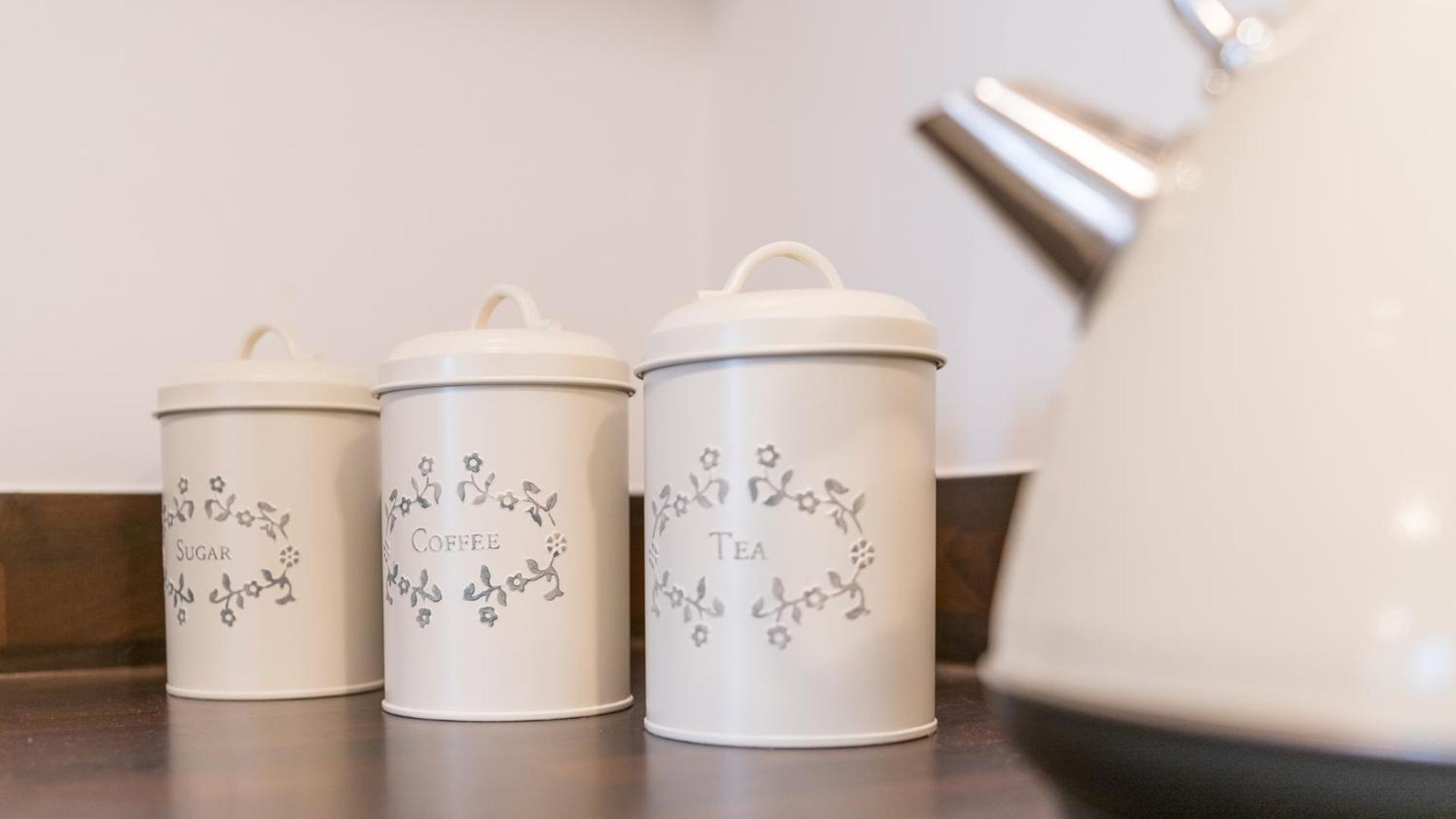 Hansen Court - Stylish Bay Apartment with Parking and River Views