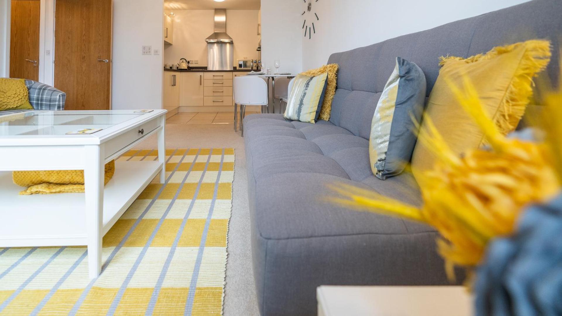 Hansen Court - Stylish Bay Apartment with Parking and River Views