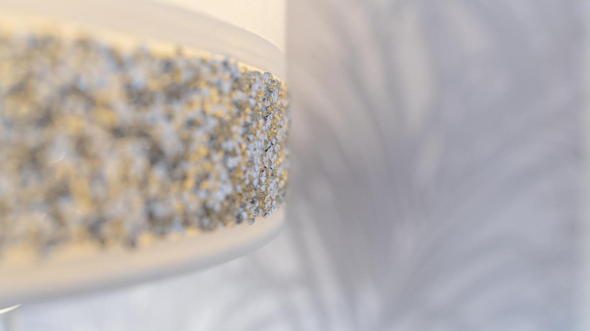 Hansen Court - Stylish Bay Apartment with Parking and River Views