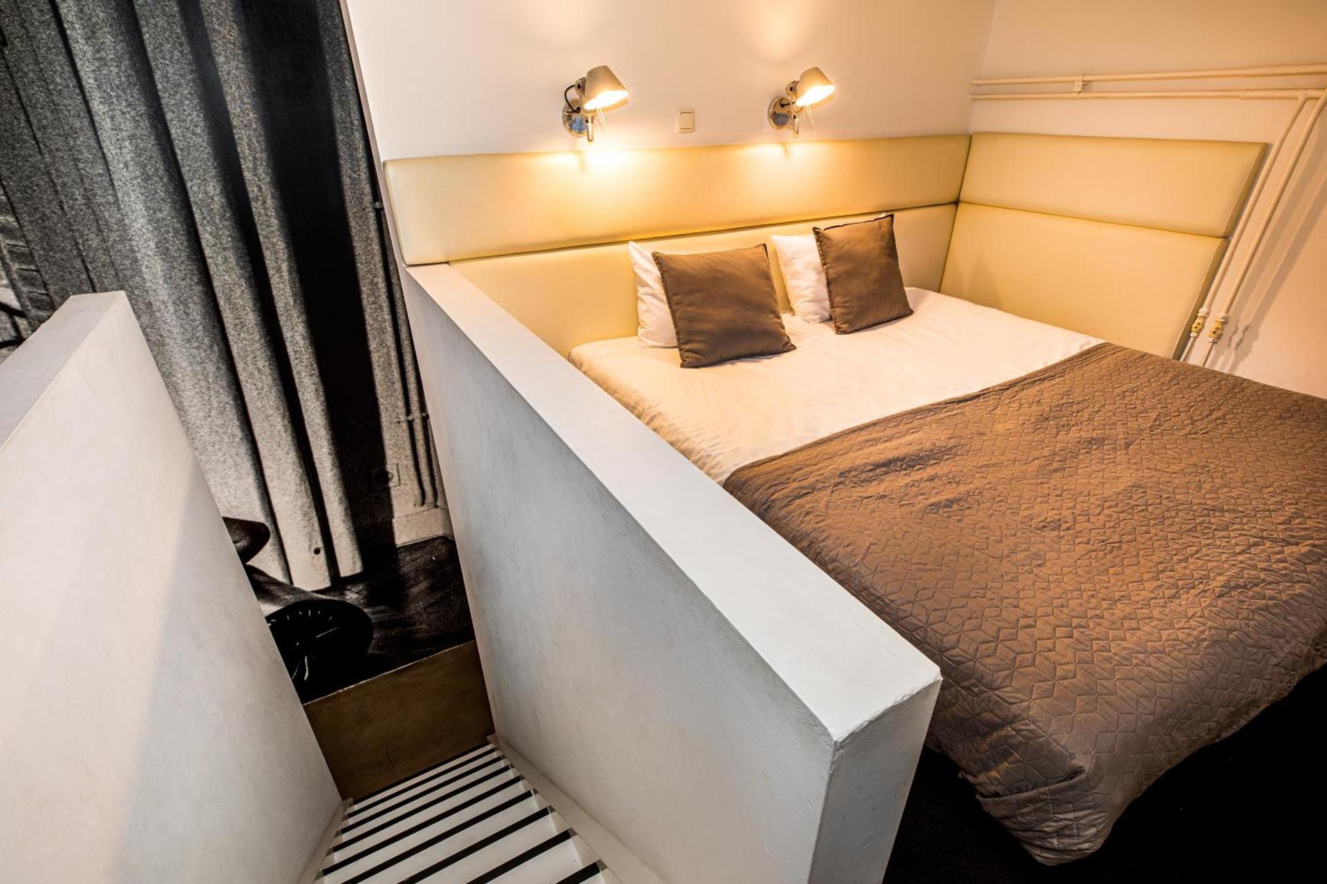 Studio with shower in coach house 2-4p.