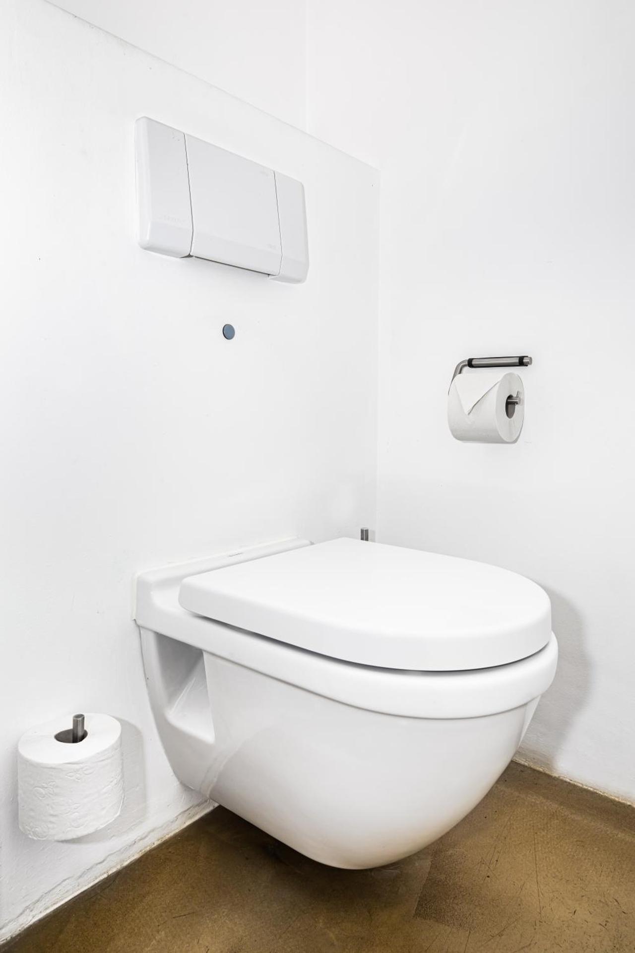 Studio with shower in coach house 2-4p.