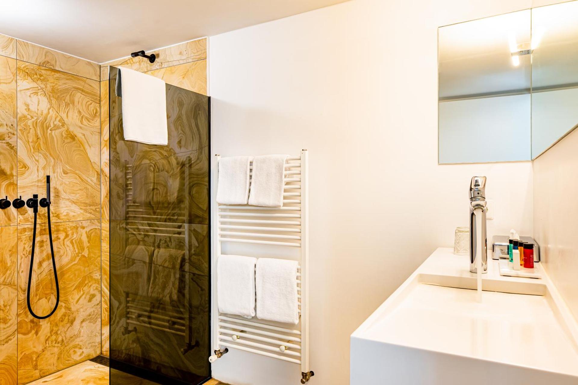 Studio with shower in coach house 2-4p.