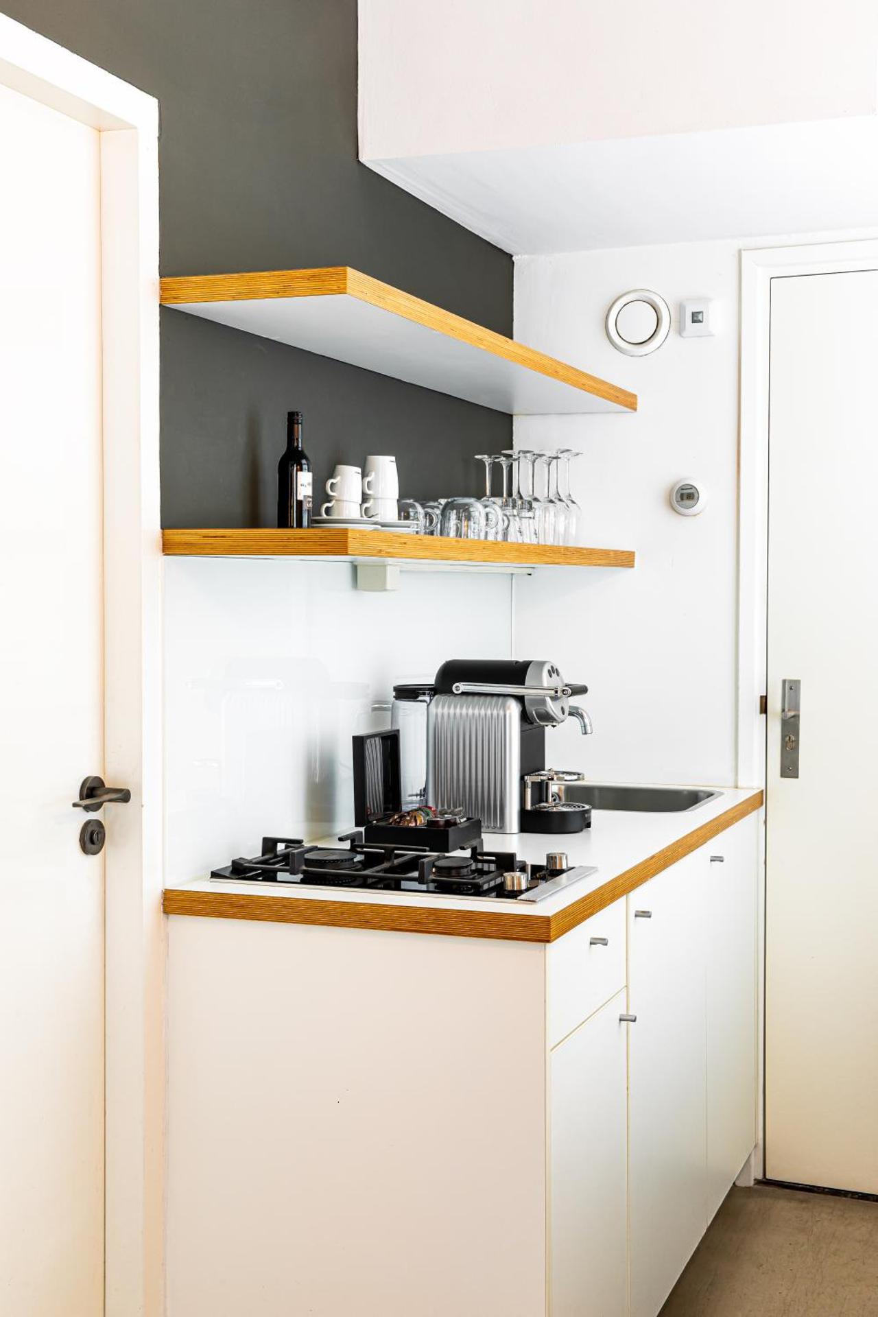 Studio with shower in coach house 2-4p.