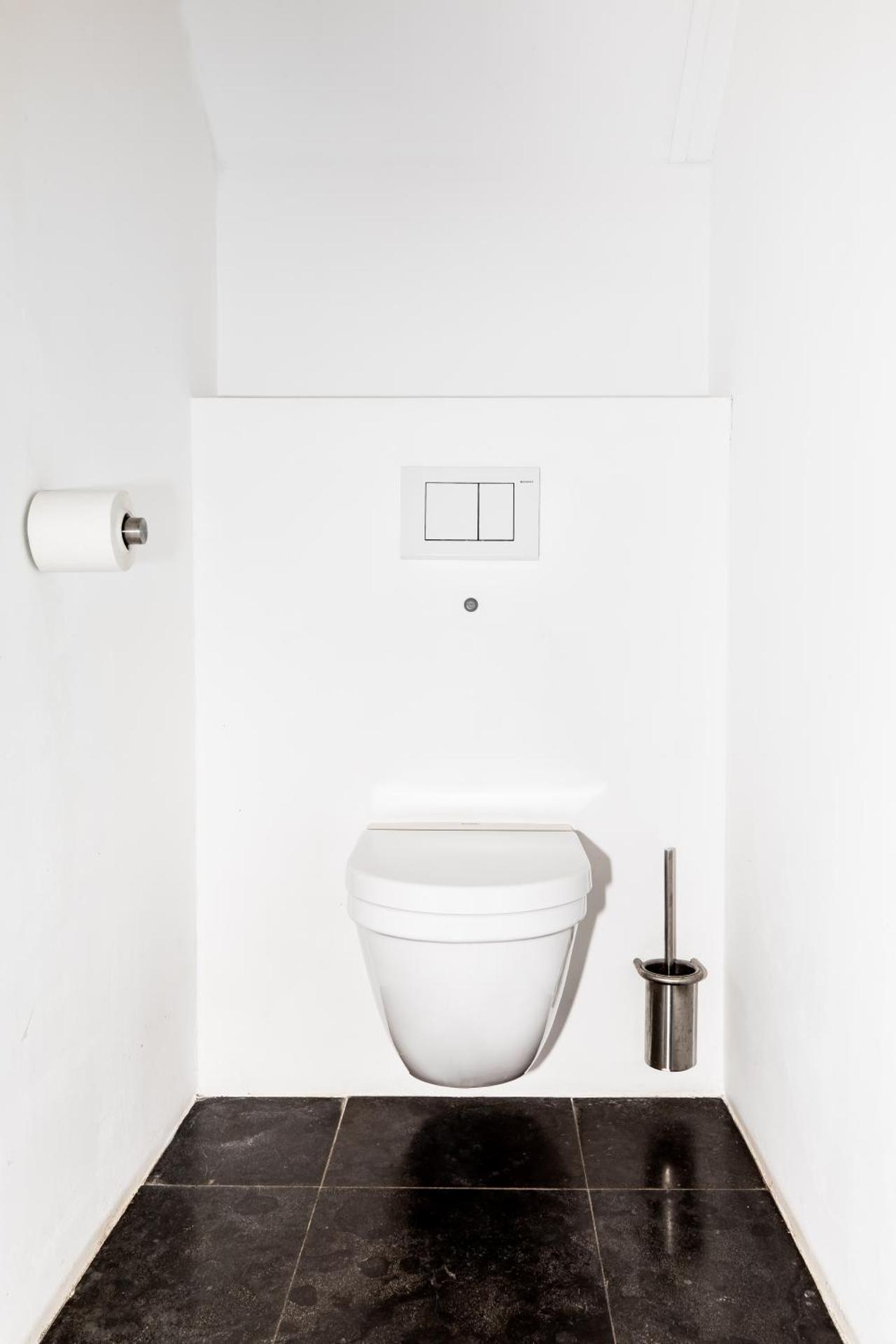 Apartment with shower in coach house 2-6p.