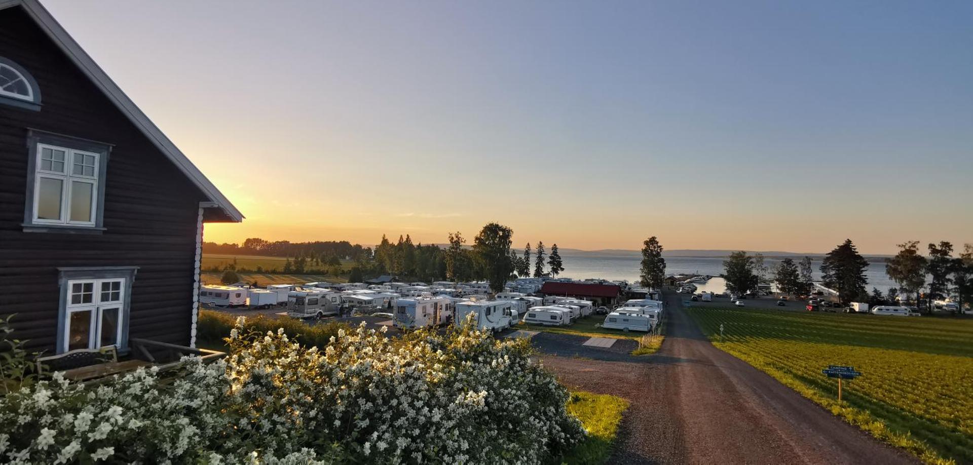 Idylliske Evjua ved Mjøsa