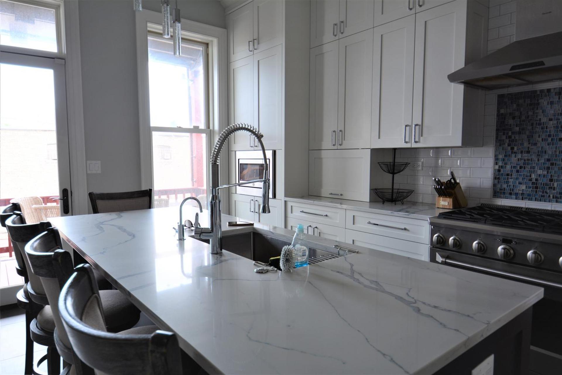 Penthouse Level, Stunning Wrigley Stay