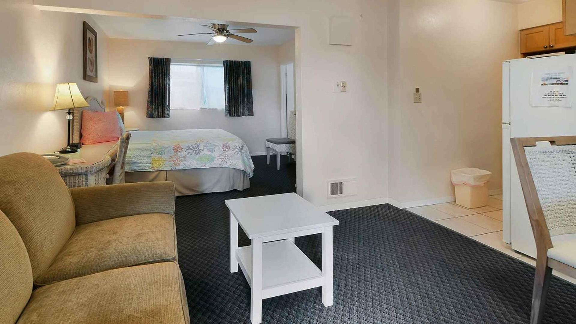 Carlton House Motel and Suites