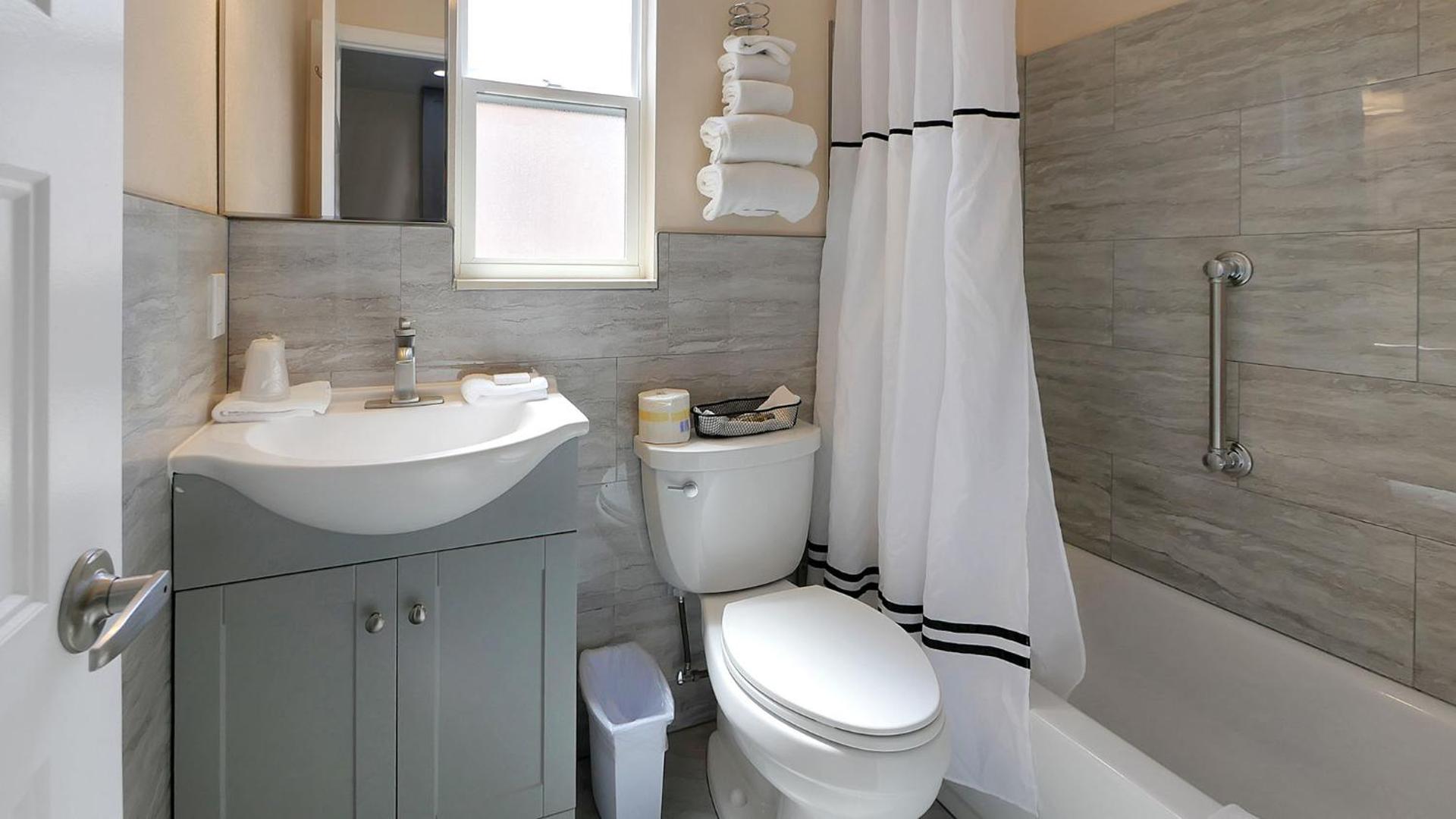 Carlton House Motel and Suites