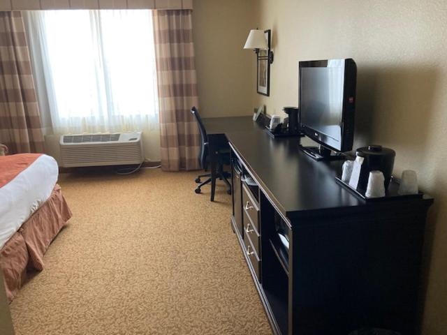 Country Inn & Suites by Radisson, Dundee, MI
