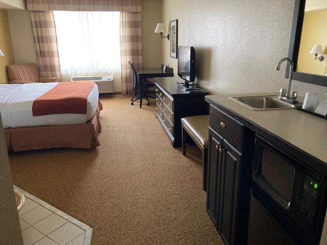 Country Inn & Suites by Radisson, Dundee, MI