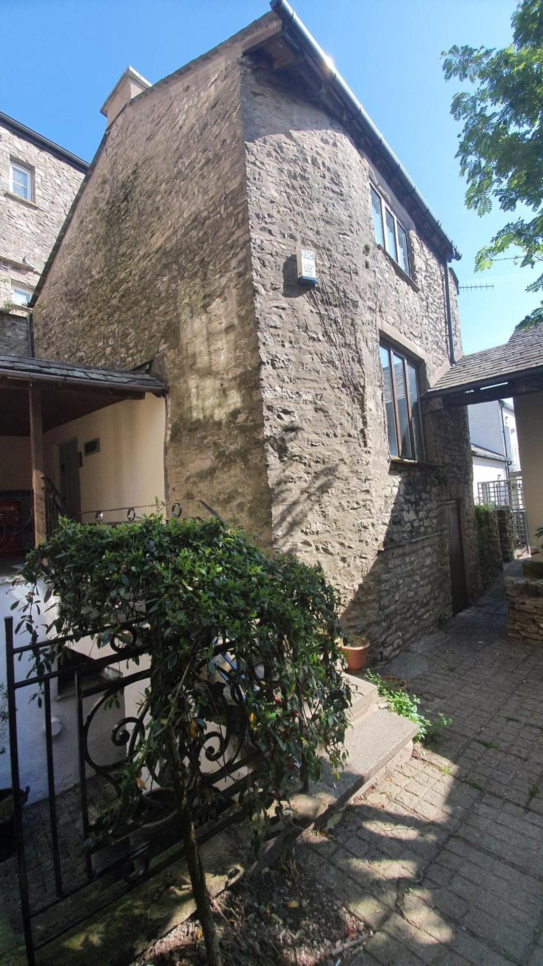 Super Lake District Cottage in Heart of Kendal 3 Double Beds