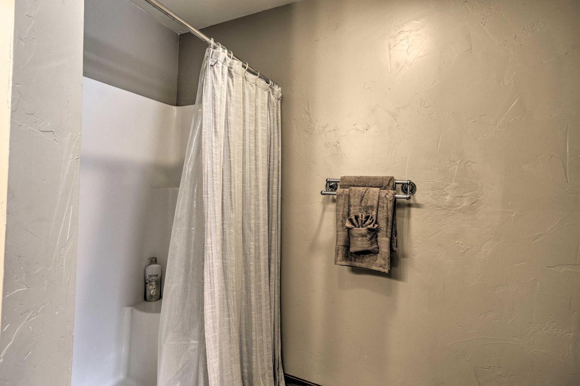 Columbia Falls Private Retreat Pool Table and Deck!