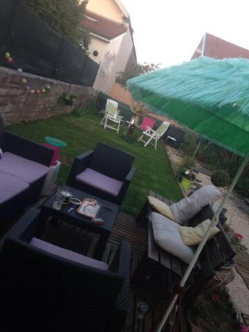 blue room, kitchenette