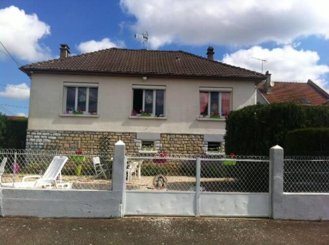 blue room, kitchenette