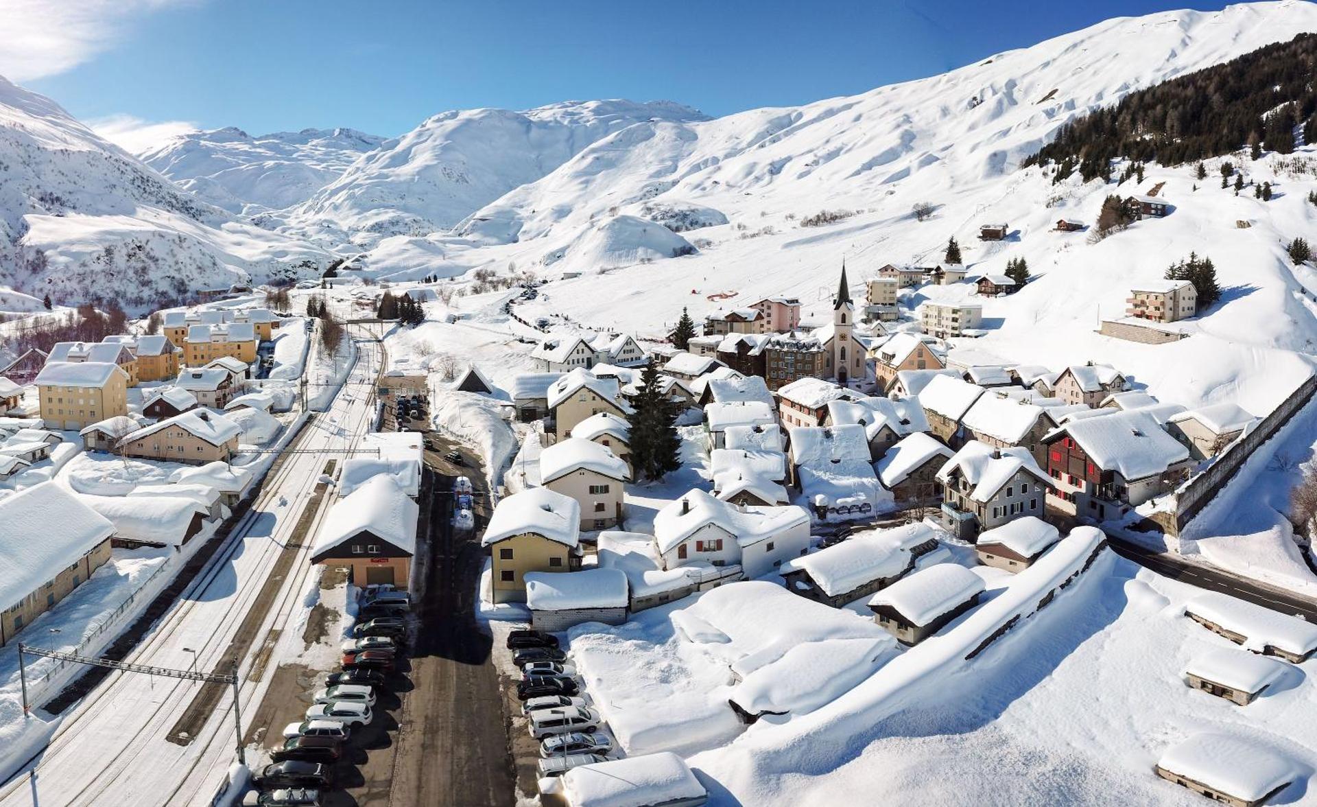 Realp-Andermatt 3,5 locali giardino privato In mezzo la natura, spettacolare per appassionati montanbike, pesca ecc In inverno fai sci di fondo dal giardino e con il treno davanti a casa si raggiunge in 5min il comprensorio scistico di Andermatt