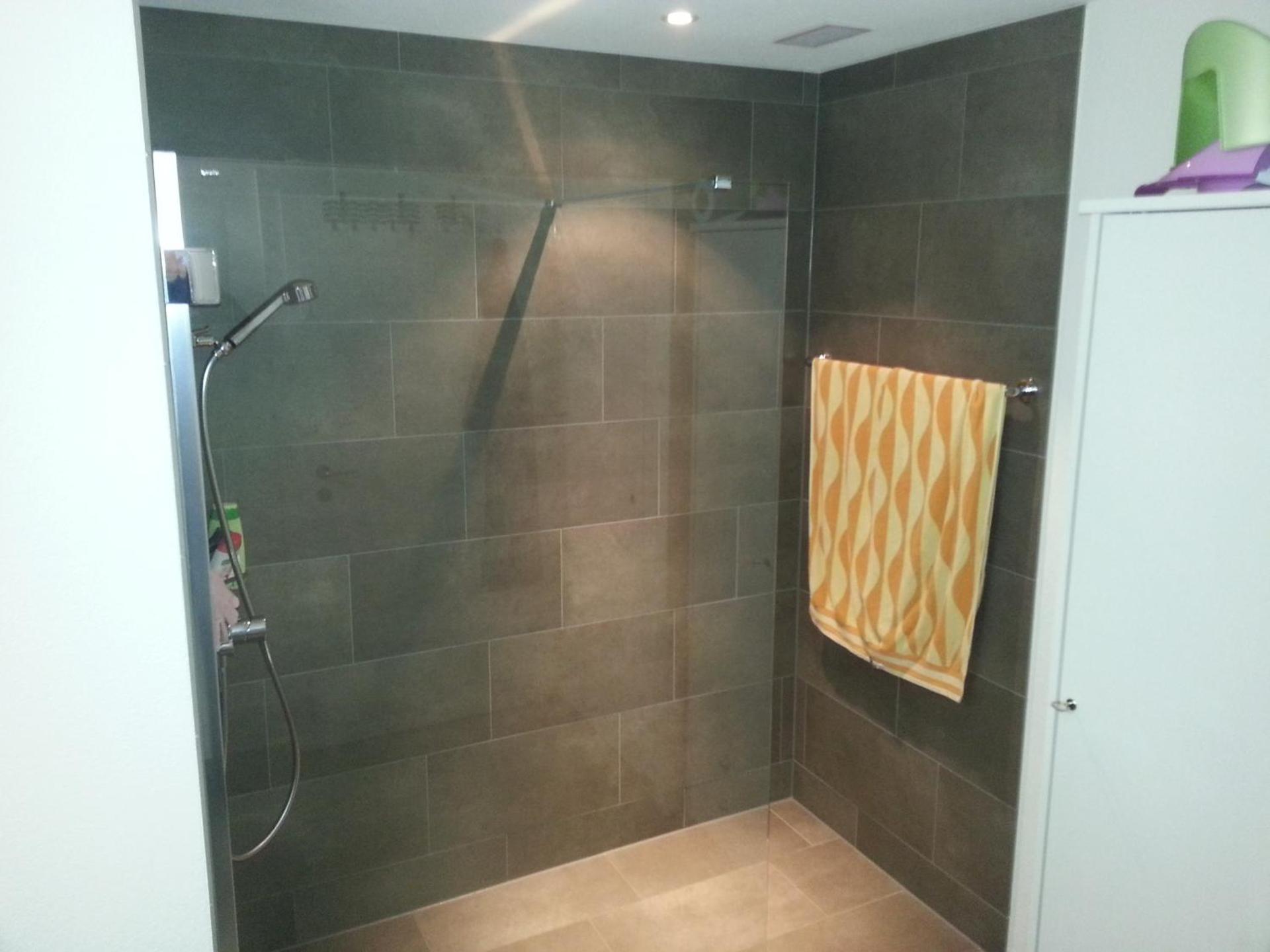 Realp-Andermatt 3,5 locali giardino privato In mezzo la natura, spettacolare per appassionati montanbike, pesca ecc In inverno fai sci di fondo dal giardino e con il treno davanti a casa si raggiunge in 5min il comprensorio scistico di Andermatt