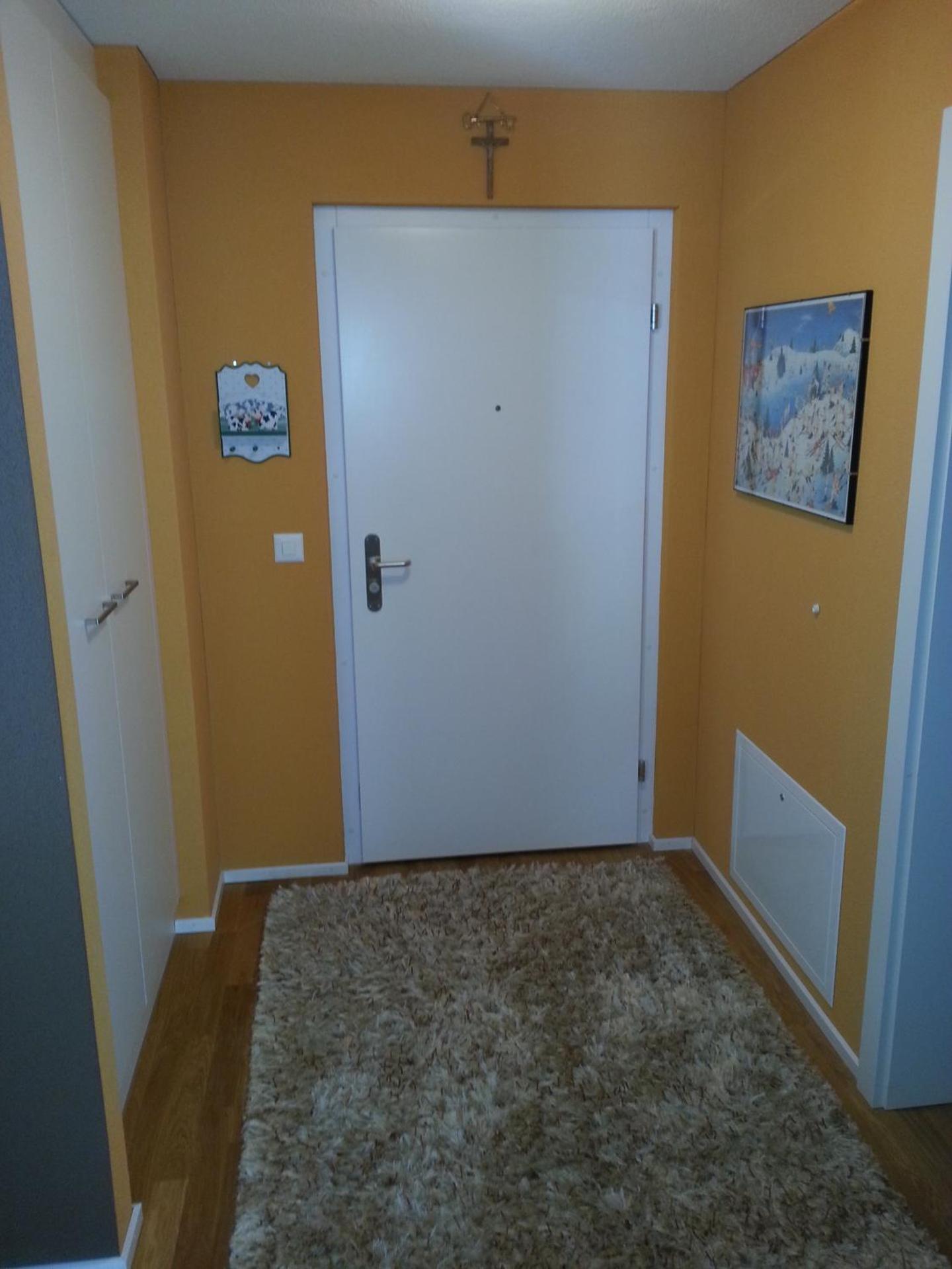 Realp-Andermatt 3,5 locali giardino privato In mezzo la natura, spettacolare per appassionati montanbike, pesca ecc In inverno fai sci di fondo dal giardino e con il treno davanti a casa si raggiunge in 5min il comprensorio scistico di Andermatt