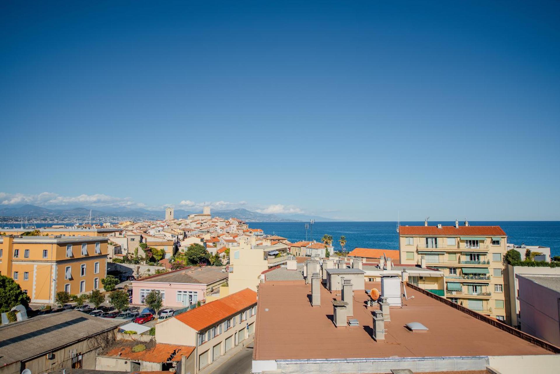 High Standing with Incredible Old Antibes and Sea views