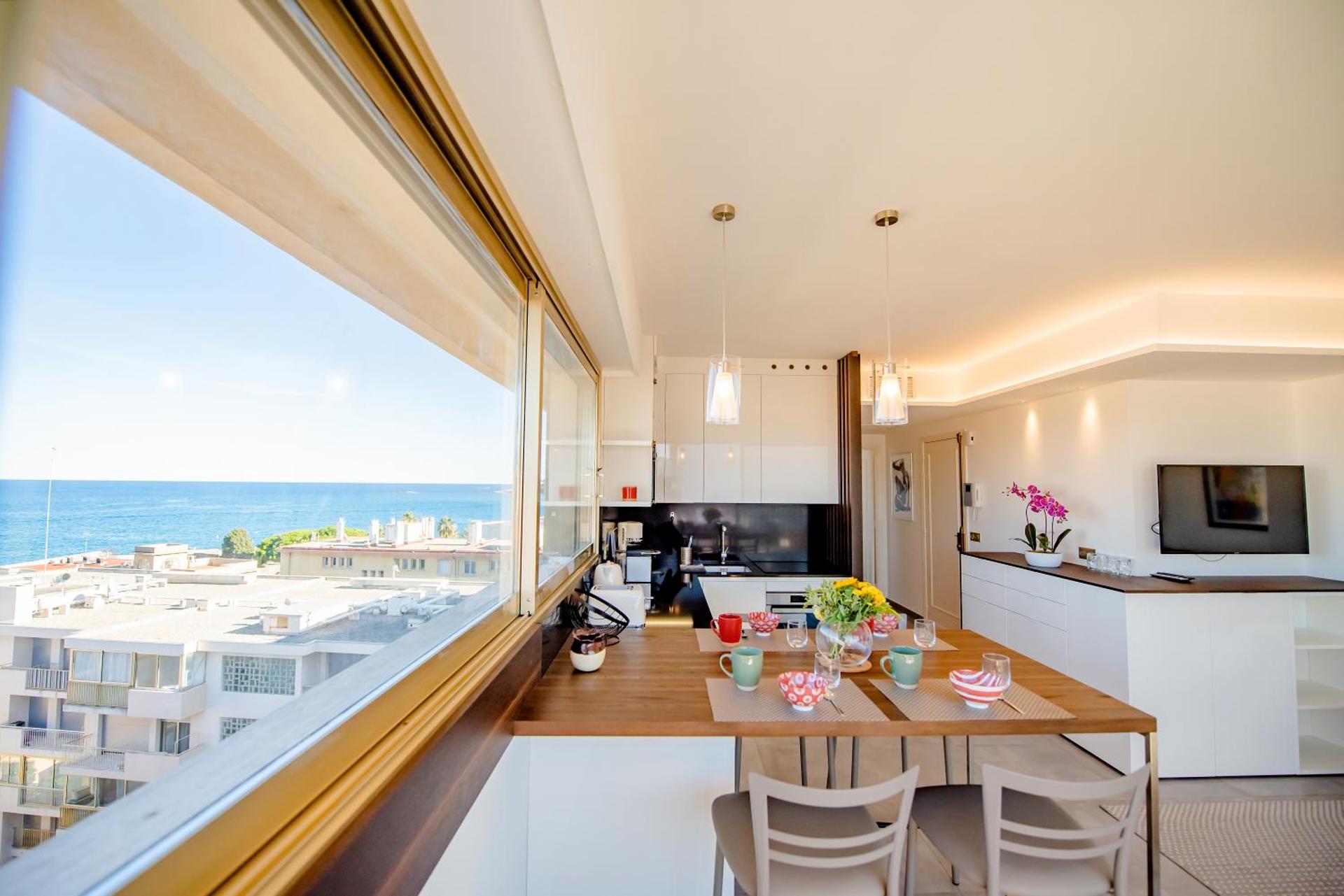 High Standing with Incredible Old Antibes and Sea views