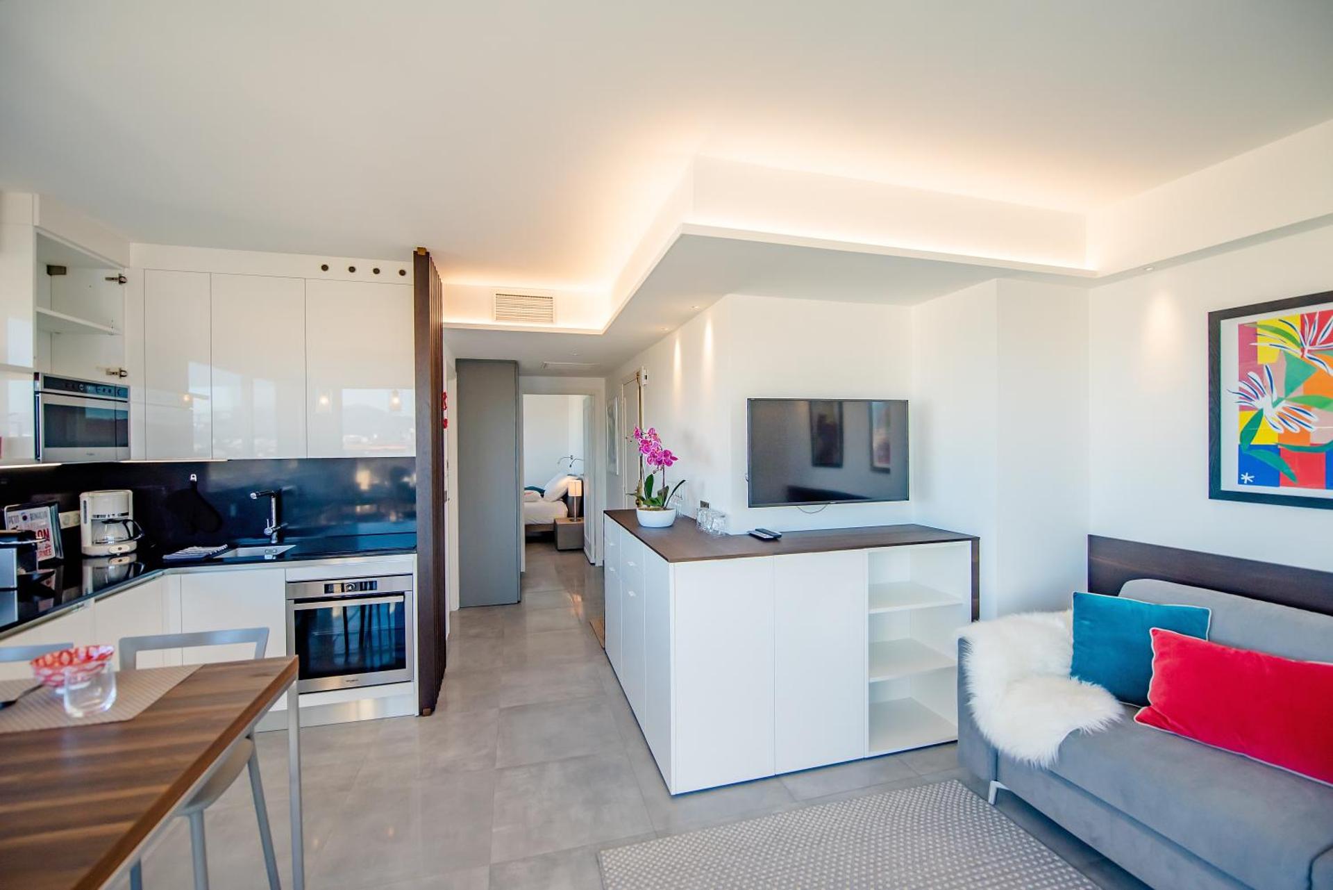 High Standing with Incredible Old Antibes and Sea views